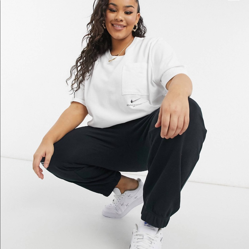 ⭐️HP⭐️NWT Nike Plus Swoosh Oversized Tee in White